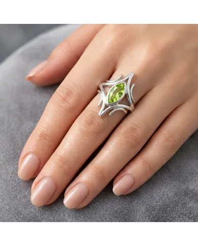 Elegant 925 Sterling Silver Ring with Green Peridot Gemstone