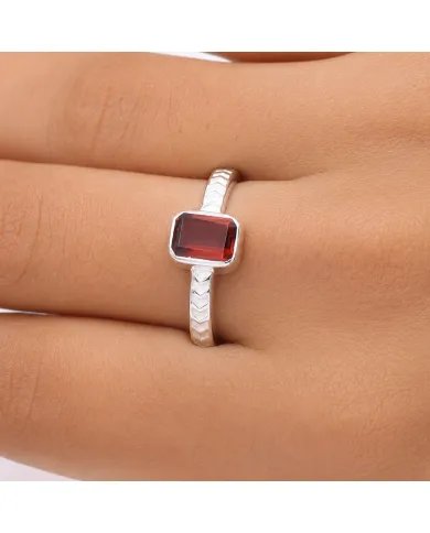 Garnet Ring in 925 Sterling Silver – Handmade Gemstone Jewelry