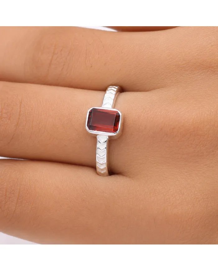 Garnet Ring in 925 Sterling Silver – Handmade Gemstone Jewelry