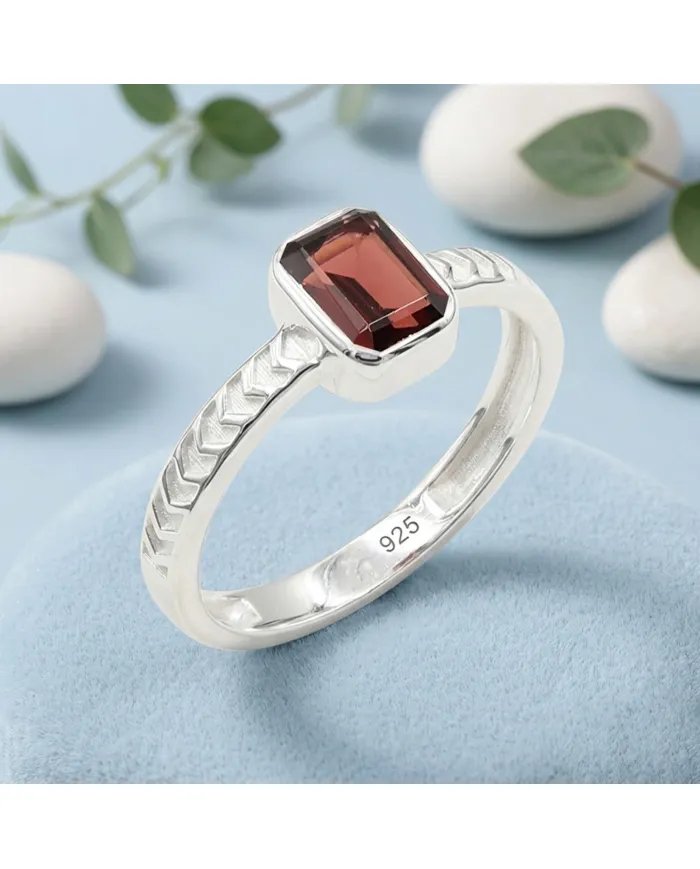 Garnet Ring in 925 Sterling Silver – Handmade Gemstone Jewelry