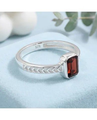Garnet Ring in 925 Sterling Silver – Handmade Gemstone Jewelry