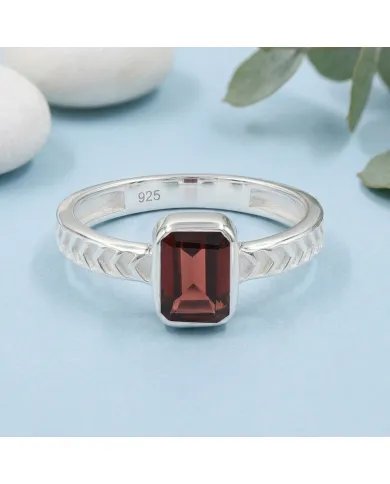 Garnet Ring in 925 Sterling Silver – Handmade Gemstone Jewelry