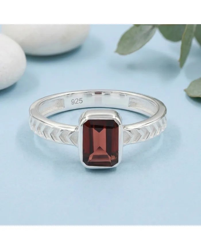 Garnet Ring in 925 Sterling Silver – Handmade Gemstone Jewelry