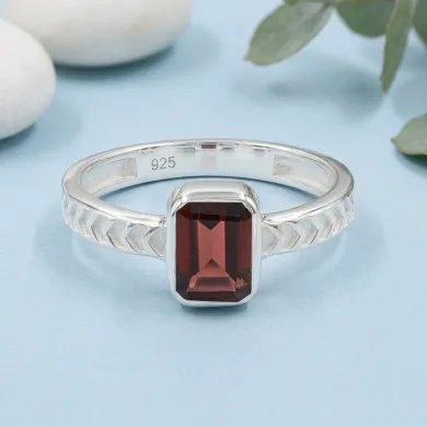 Garnet Ring in 925 Sterling Silver – Handmade Gemstone Jewelry