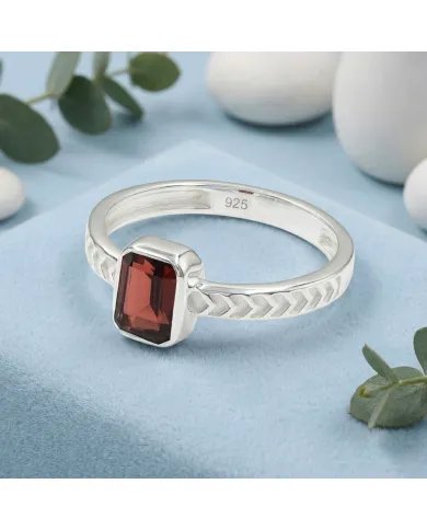 Garnet Ring in 925 Sterling Silver – Handmade Gemstone Jewelry