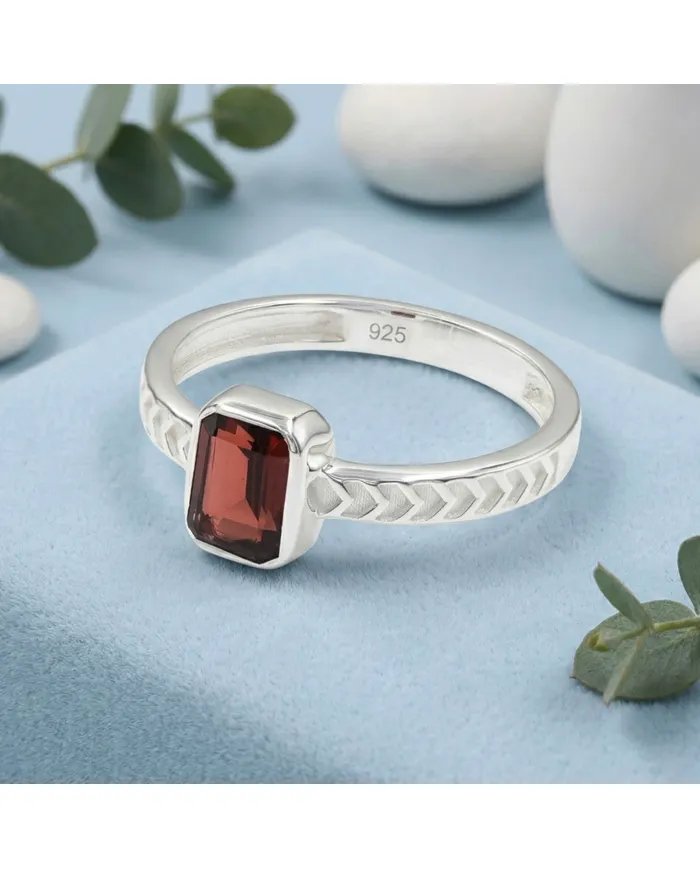 Garnet Ring in 925 Sterling Silver – Handmade Gemstone Jewelry