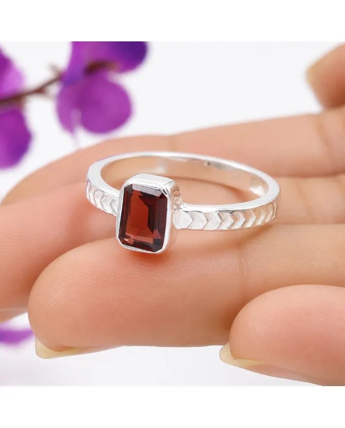 Garnet Ring in 925 Sterling Silver – Handmade Gemstone Jewelry